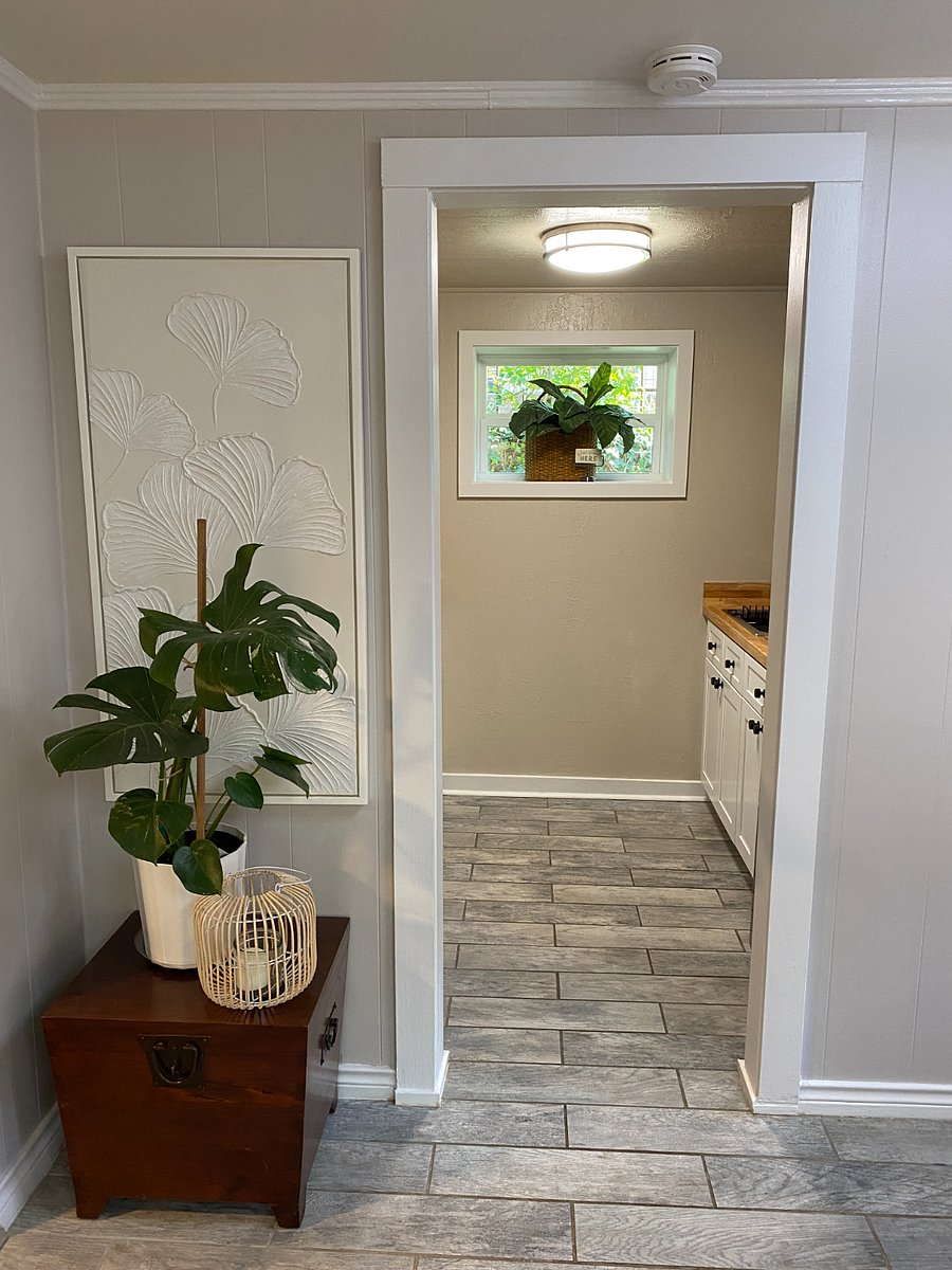 Front Door Entry to Kitchen