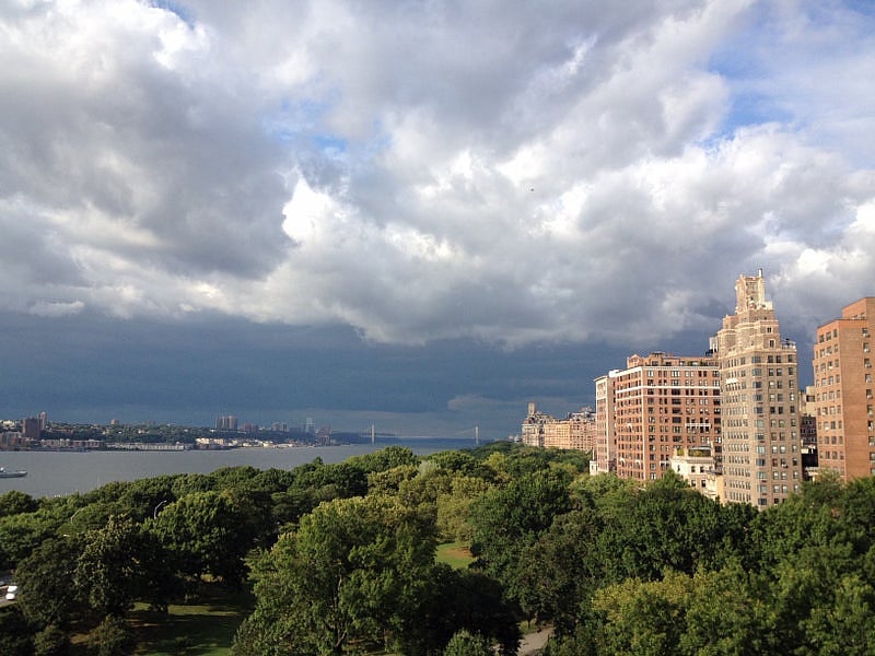 Fronts on Riverside Park with River, Park, Drive, etc. views past the GWBridge!