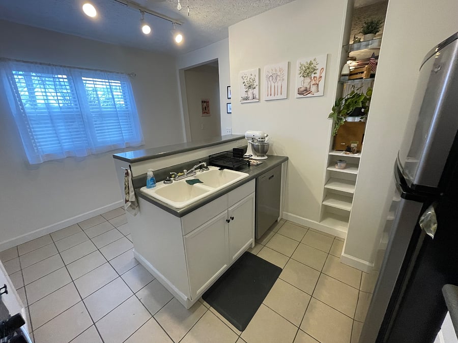 Bright kitchen 