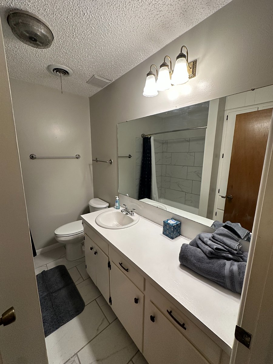 Front bathroom with shower / tub