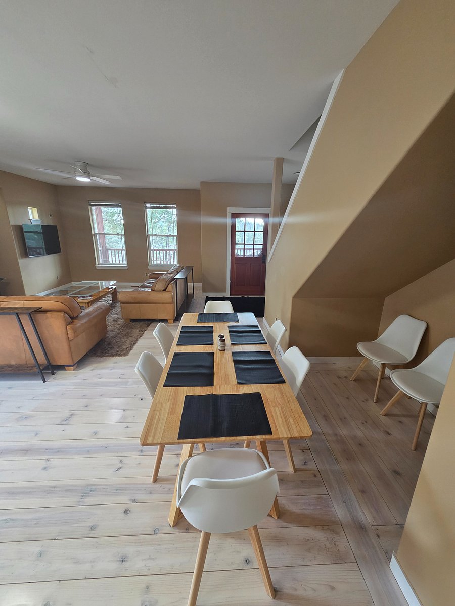 Dining area seats 6-8.