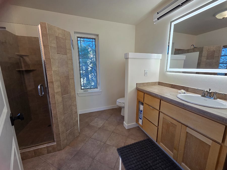 Master ensuite bathroom.
