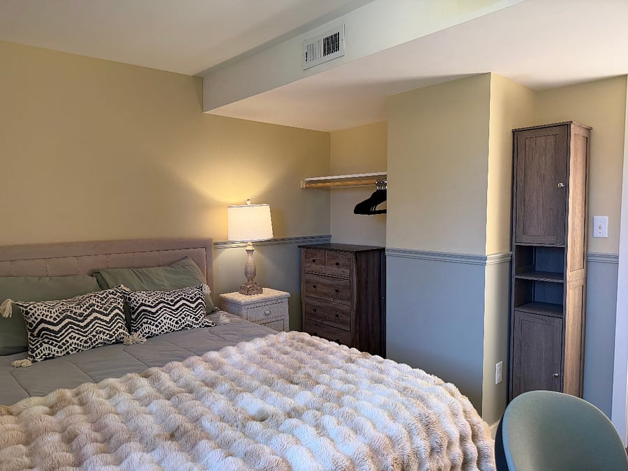 1A - The Pearl Room. $870 rent, $125 Utilities + services
