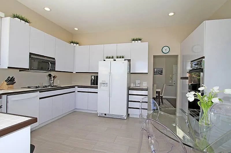 Full kitchen with double ovens