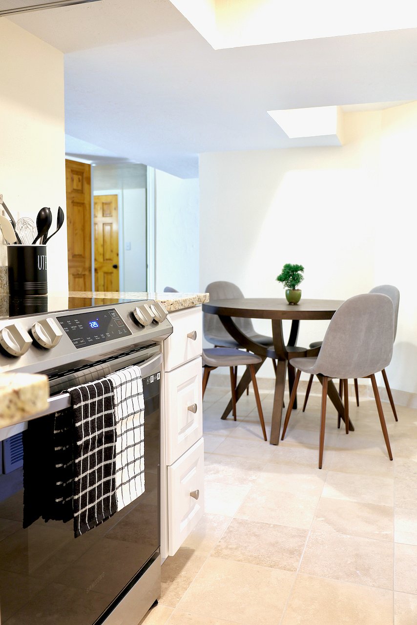 Dining space for 4 people. 