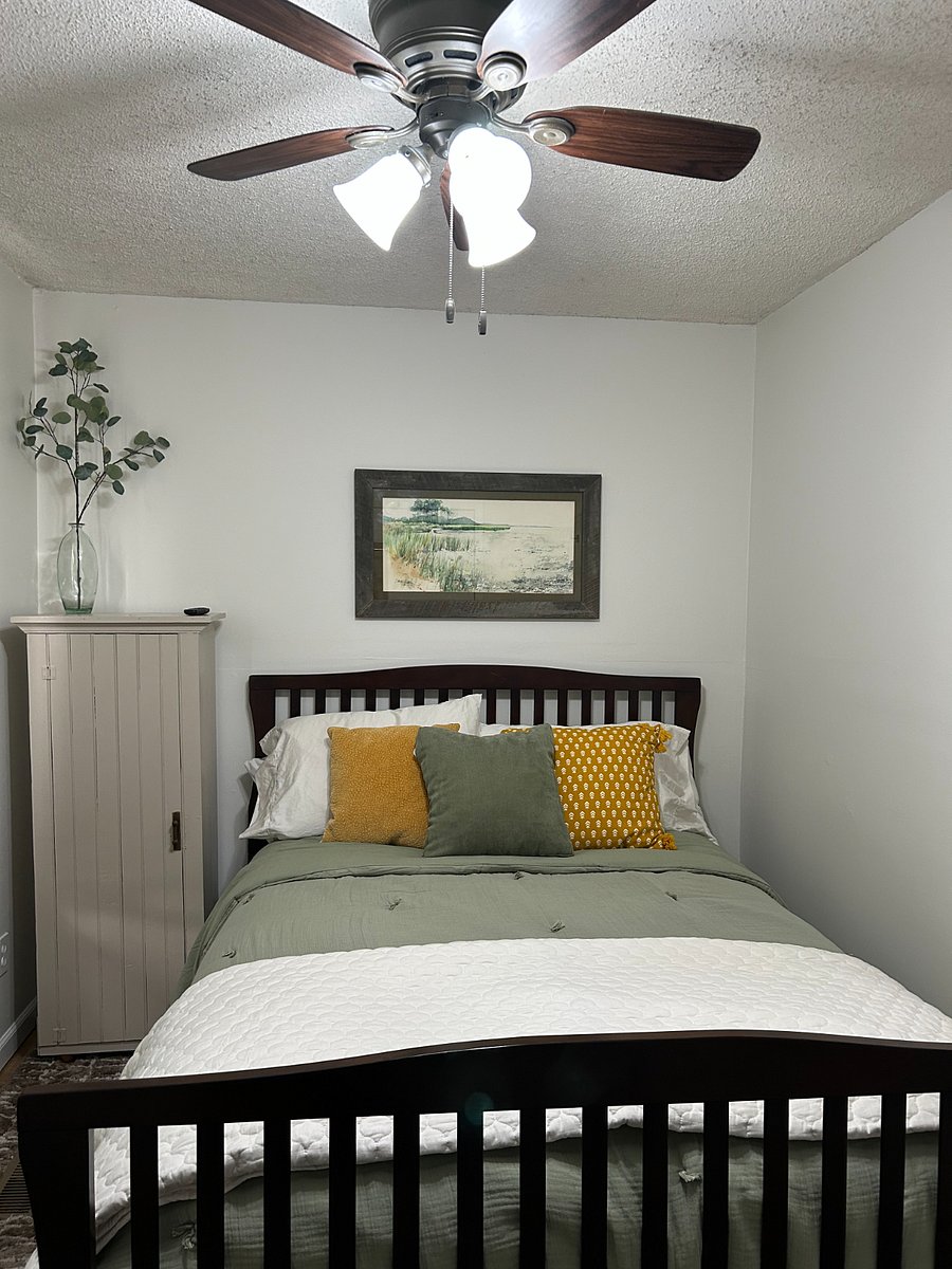Main Bedroom - Queen bed