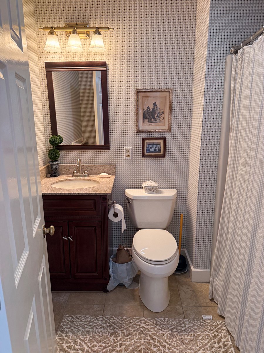 2nd Floor guest bath full