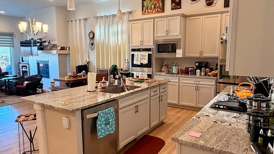 Kitchen with 2 ovens and gas stovetop. Ninja air fryer/pressure cooker. Doubled up countertop appliances
Virtual walkthrough -Upstairs
https://www.zillow.com/view-3d-home/61379fe2-a584-43f0-ad7e-332d1bc89e49/?utm_source=captureapp