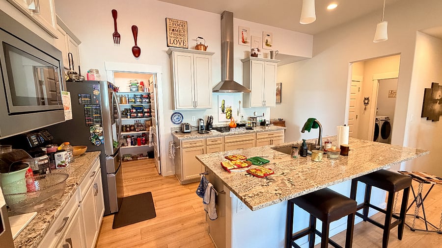 Kitchen with 2 ovens and gas stovetop. Ninja air fryer/pressure cooker. Doubled up countertop appliances
Pantry/fridge/kegerator accessible to tenant. Use it, replace it, is all.