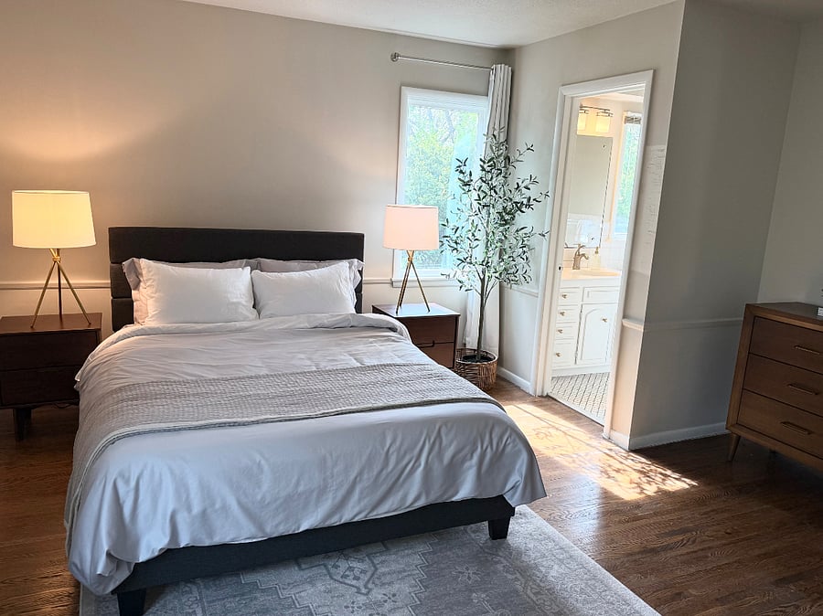 Primary bedroom with Queen Bed and en-suite 3/4 Bath-Upper Level-South and West facing windows
