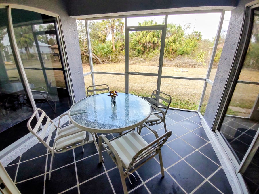 Covered porch with ceiling fan
