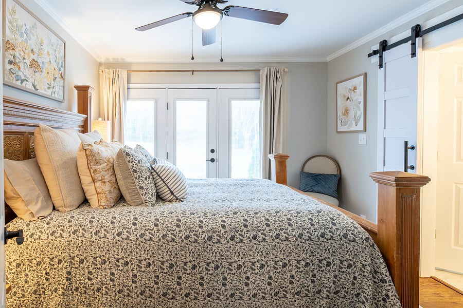 master bedroom/queen bed