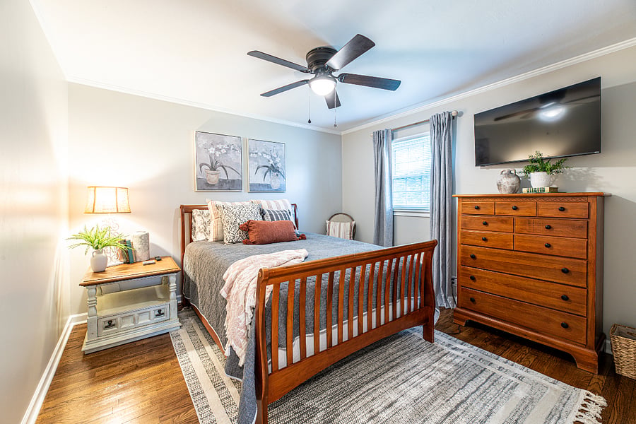 2nd bedroom/queen bed