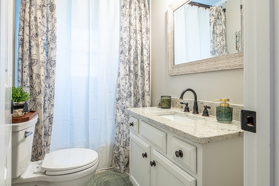 2nd full bath with shower/tub combo