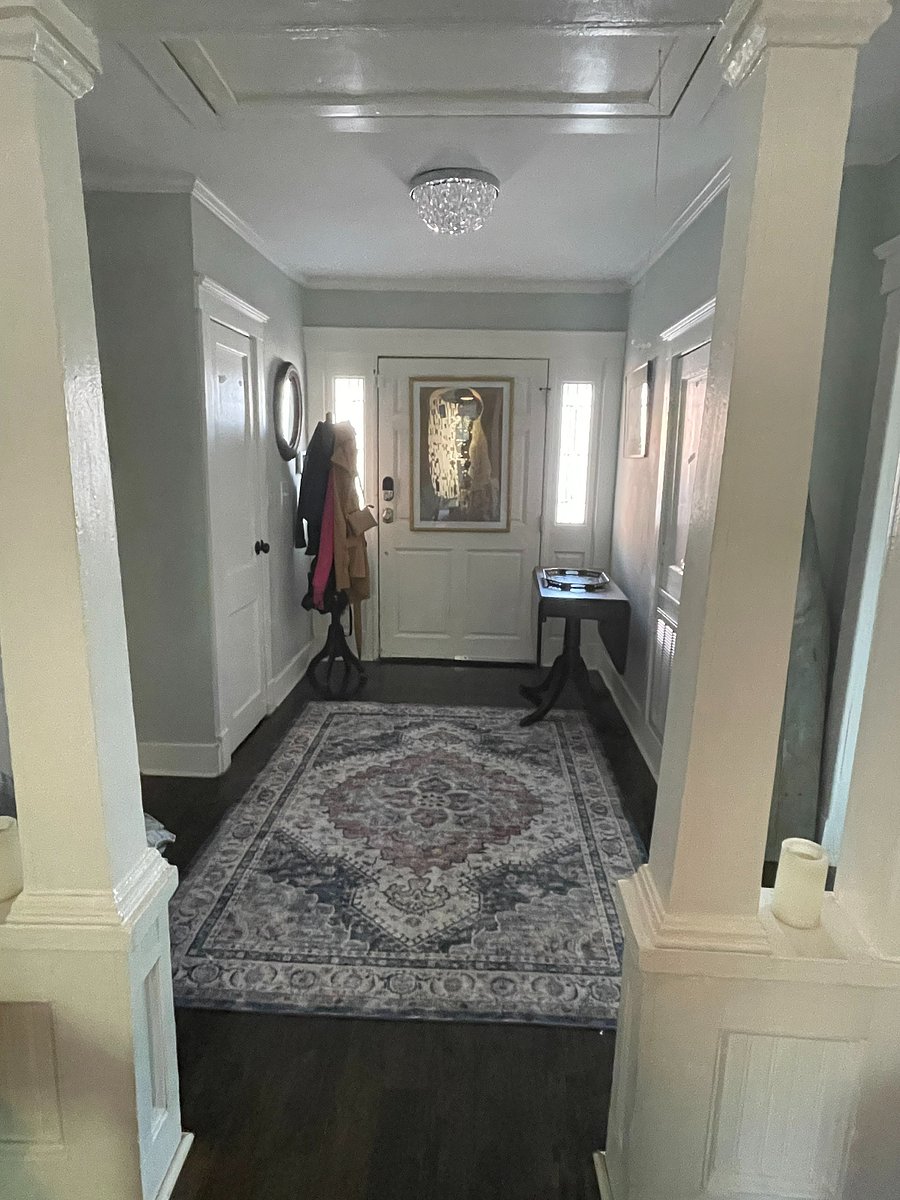 Foyer / Pop-up Dining Room, includes drop leaf table/chairs for 6-person seating
