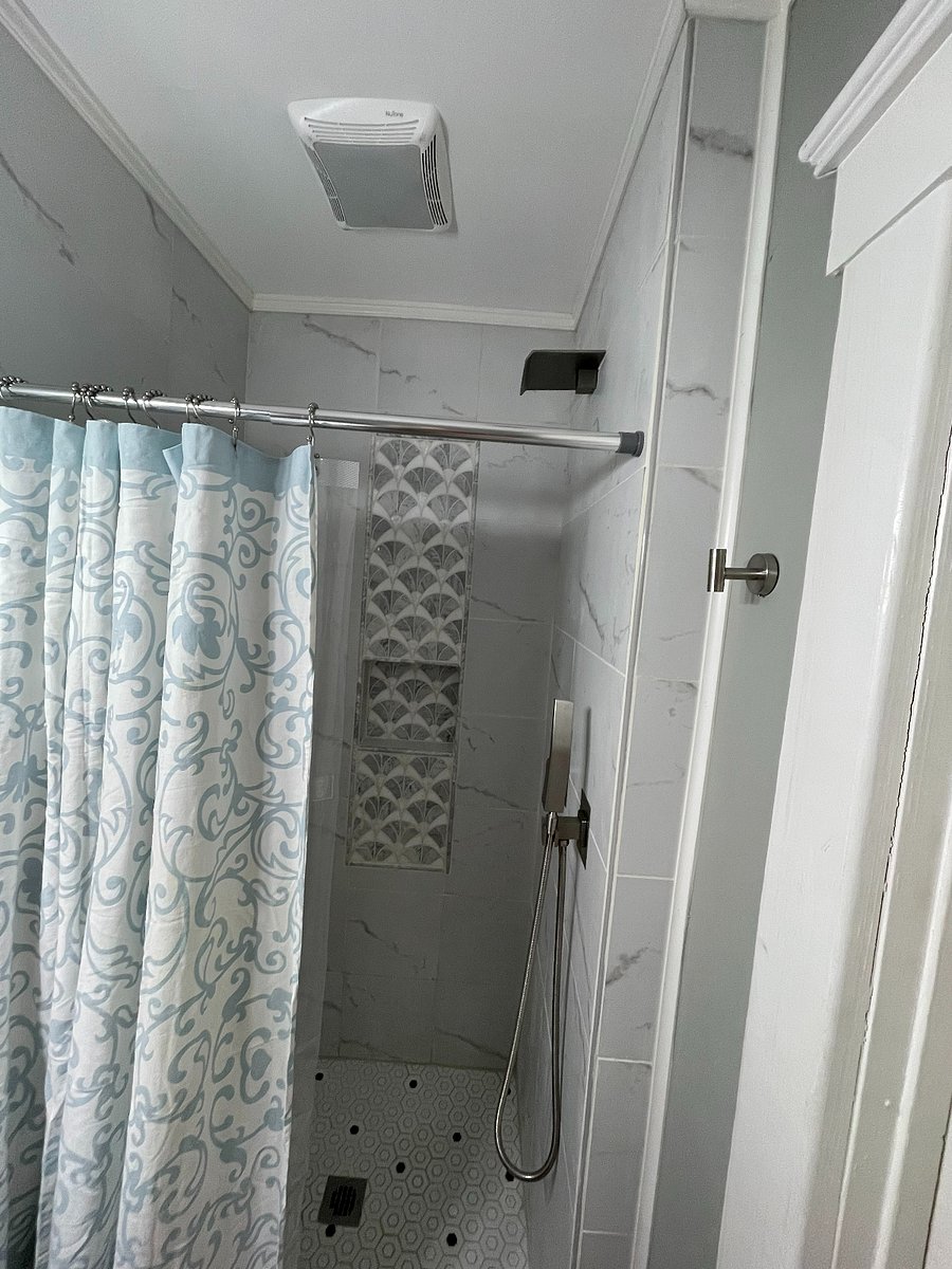 En suite Master Bathroom 