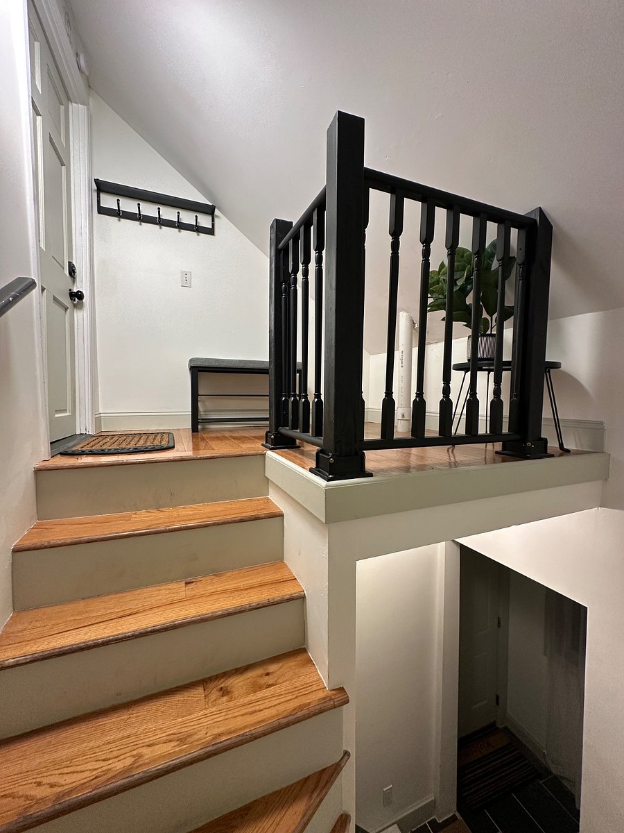 Access the entire 2nd floor apartment. Equipped with a smart lock