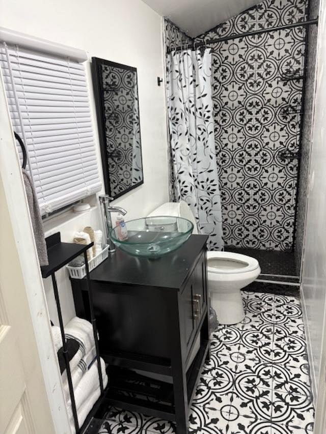 BATHROOM WITH RAIN SHOWER