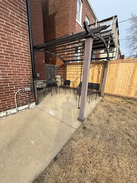 Outdoor seating area with lighting
