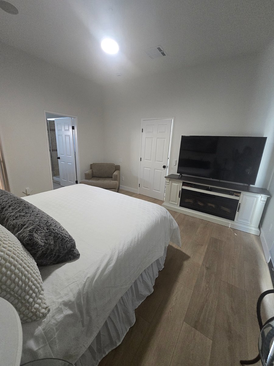 Master Bedroom Calking bed w/bathroom and walking closet
