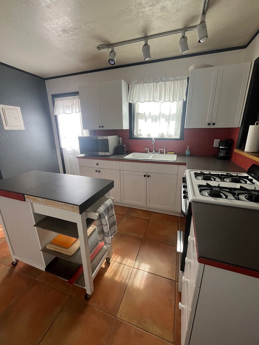 Kitchen with side entry