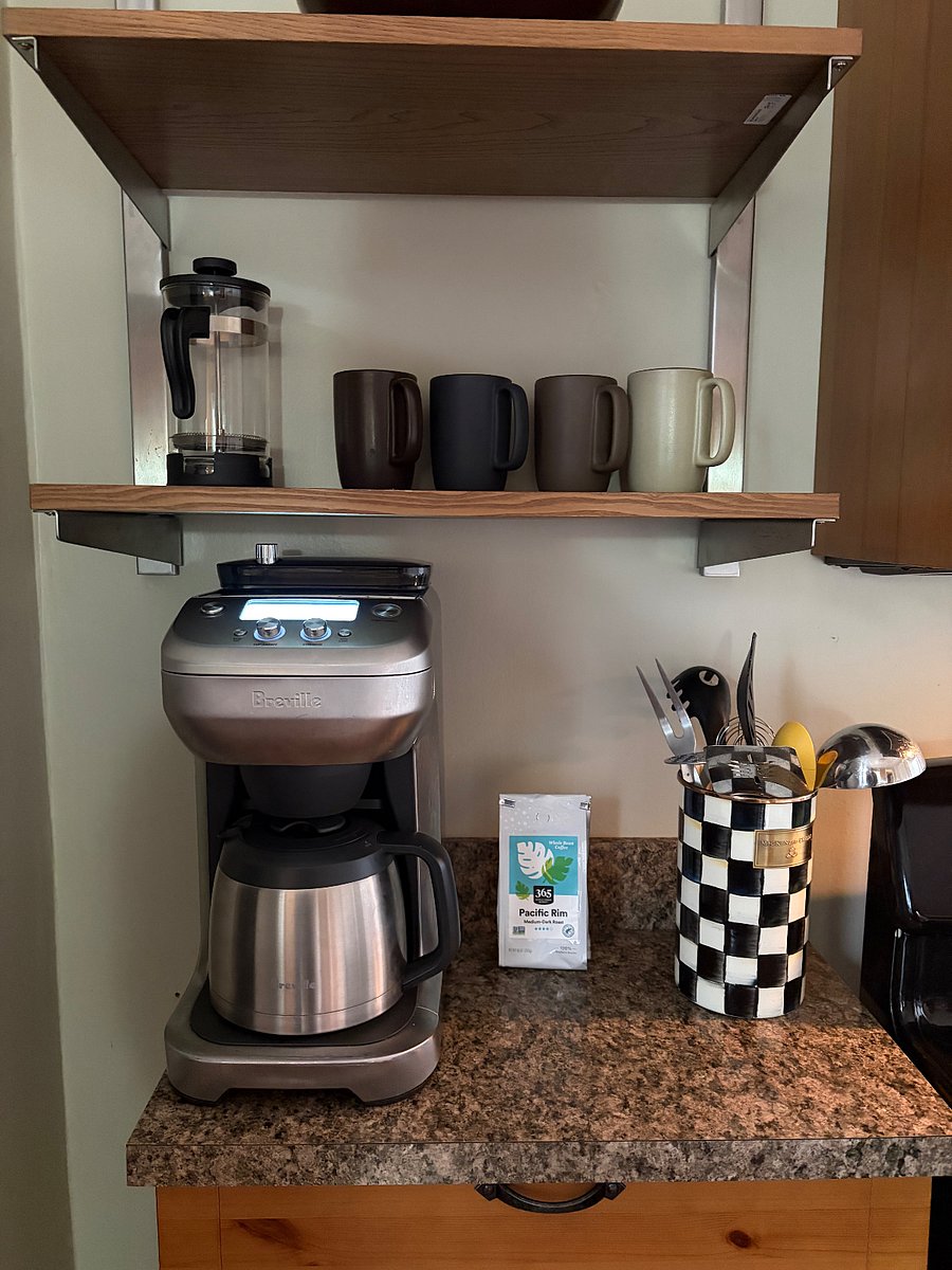 High end coffee maker with coffee bean grinder built in.