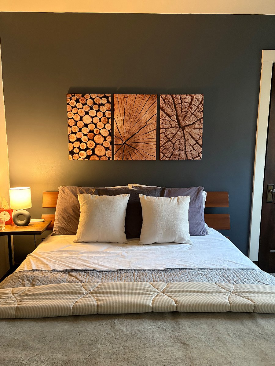 Bedroom 1. Queen Bed.