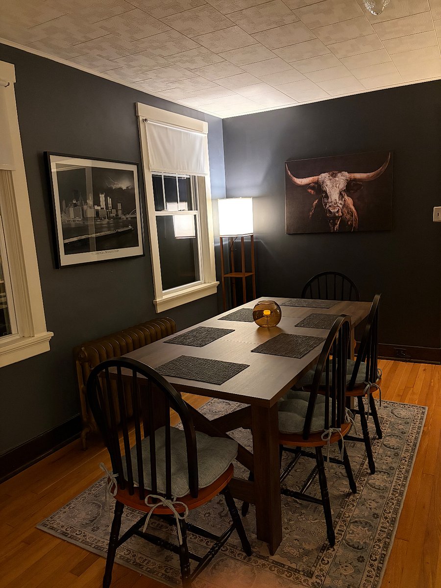 Dining room. Table seats 6.