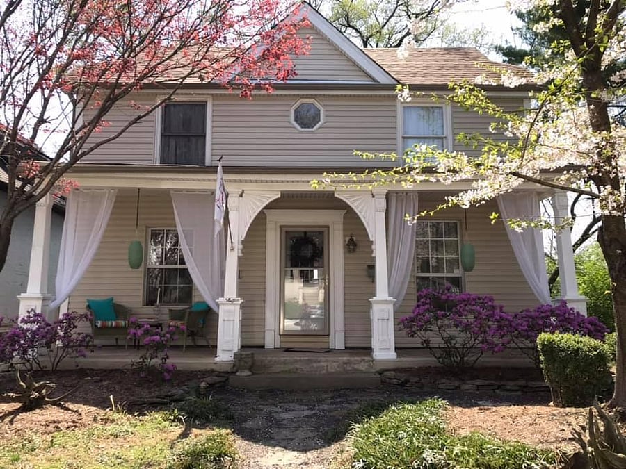 front porch perfect for watching the dogwalkers and neighbors strolling by