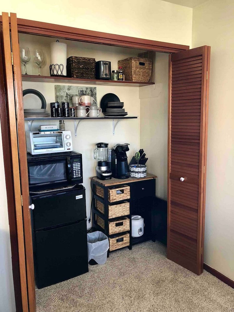 Kitchenette inside room comes with freezer/refrigerator, microwave, toaster oven, blender, cutlery w/boards and dishes and flatware service for 4. We provide dish rack and dish soap.