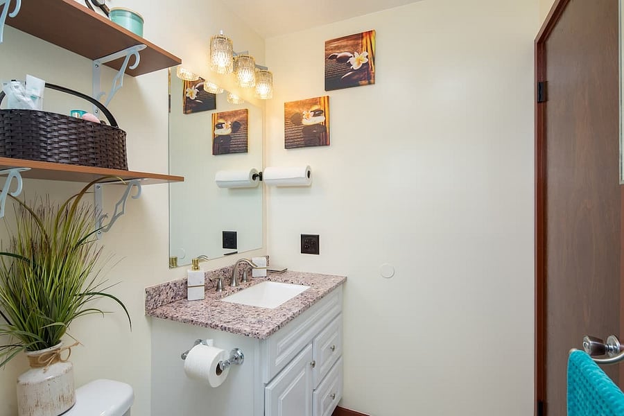 Newly remodeled private bathroom fully stocked w/linens and toiletries (2 weeks' worth).