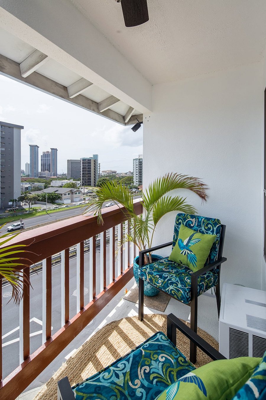 Enjoy a beautiful view of downtown Honolulu (Kakaako). Chinatown is just a short bus ride from our listing.