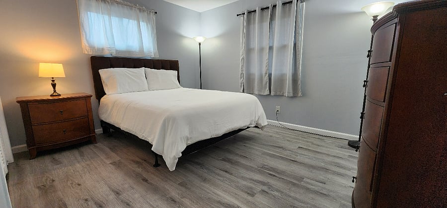 Queen bedroom #1 main floor