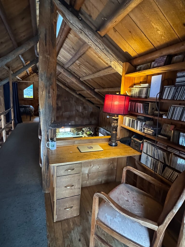 upper desk nook