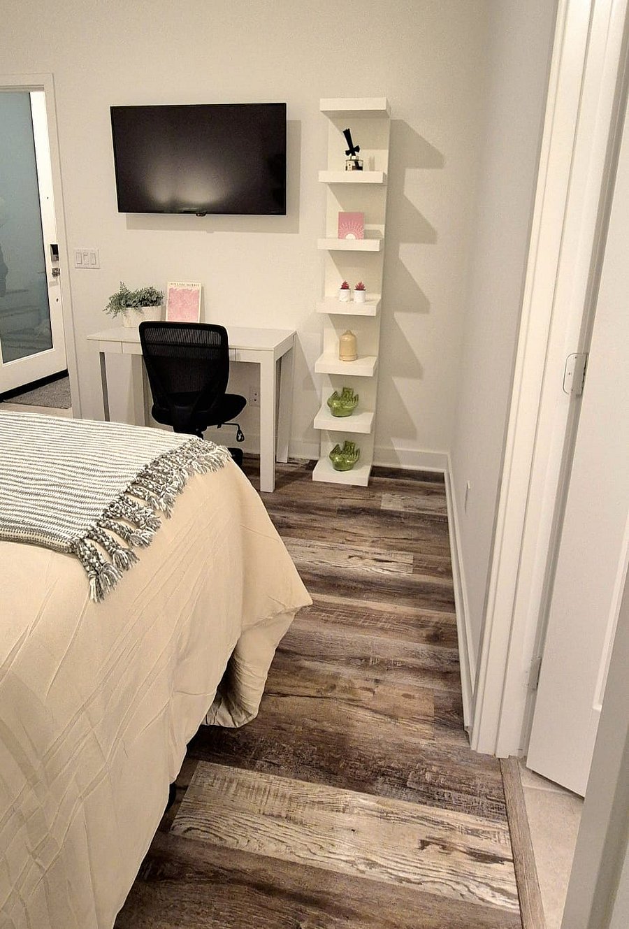 Working table and smart TV