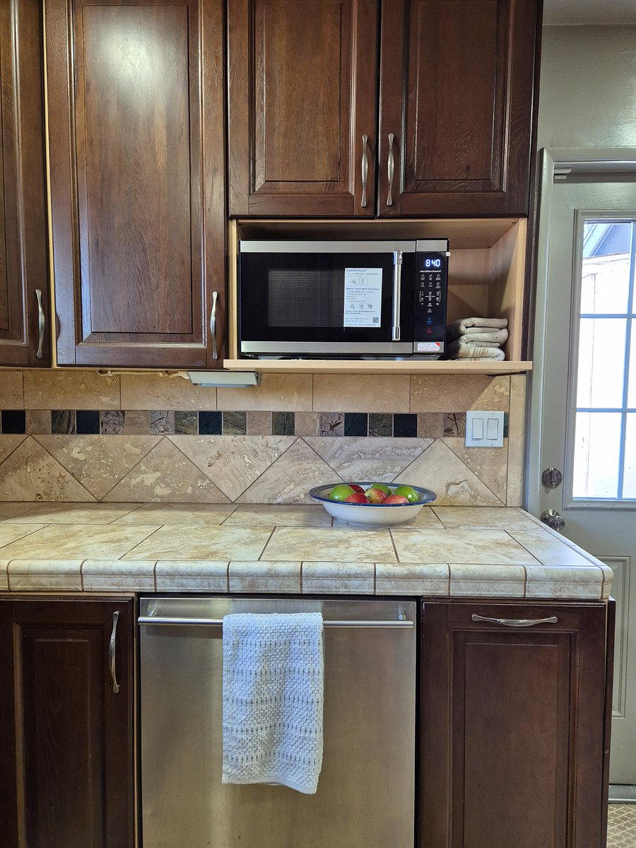 Dishwasher, microwave, hand towels. Spacious kitchen to cook.