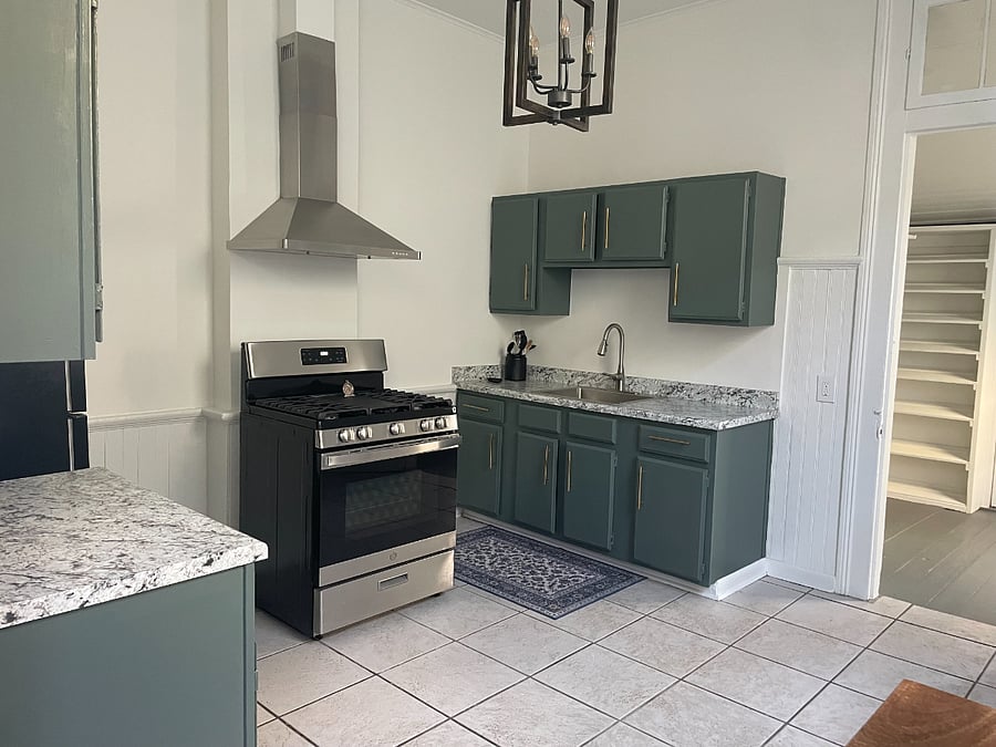Full sized kitchen with gas stove and oven