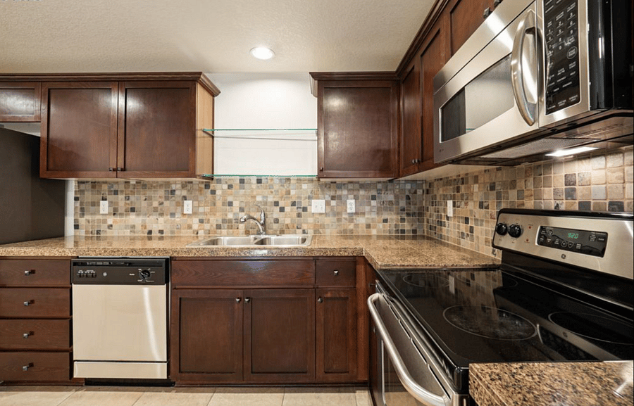Full kitchen with newer GE stainless appliances.