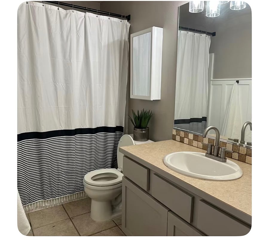 Common bathroom upstairs 