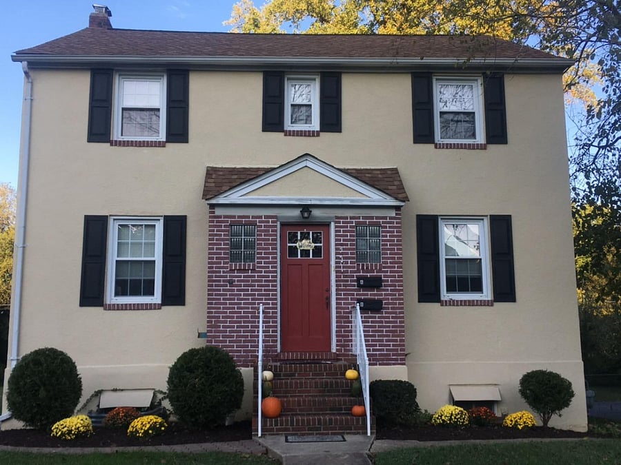 Front of property, the rental is the upper unit.