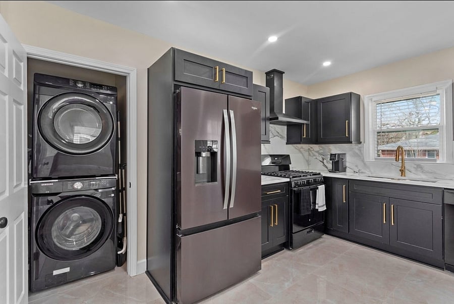 Laundry closet
Kitchen