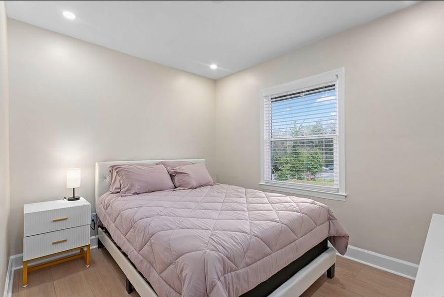Secondary Bedroom
50in TV
Shared Bathroom