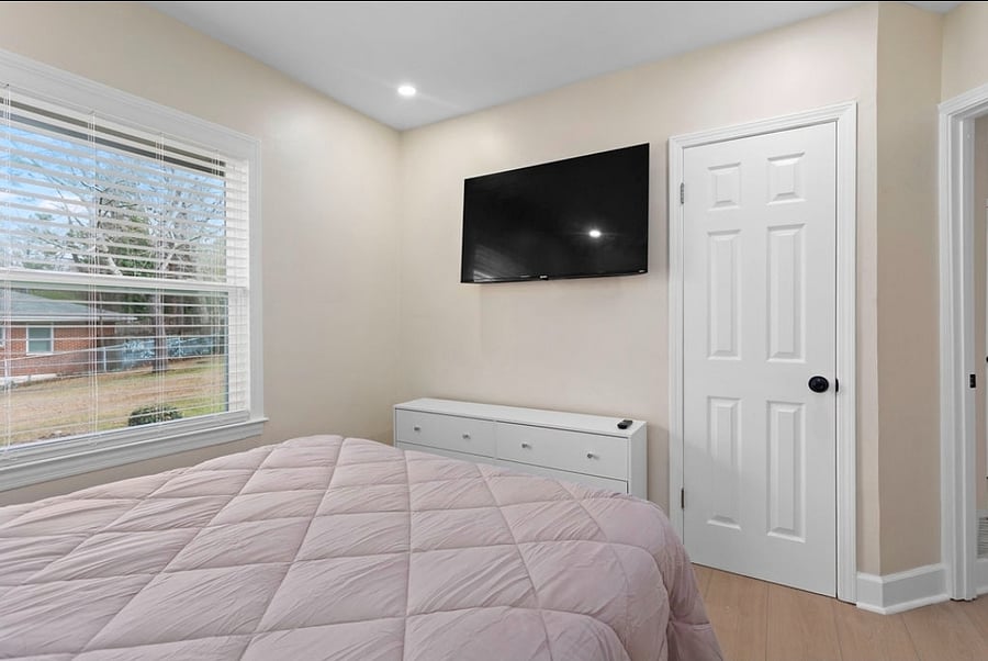 Secondary Bedroom
50in TV
Shared Bathroom