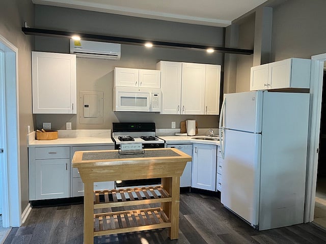 kitchen has microwave, dishwasher, gas stove, garbage disposal, refrigerator