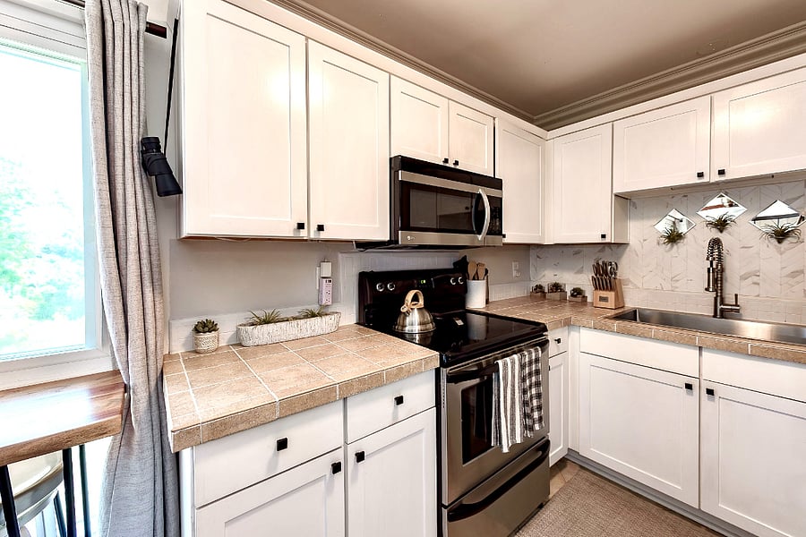 Kitchen will full-size stainless steel fridge