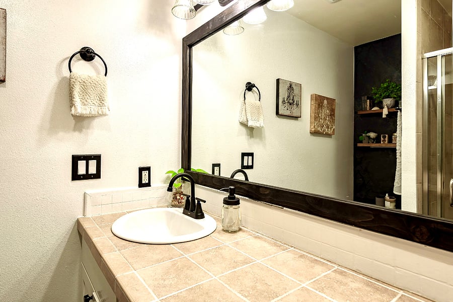 Primary bedroom en suite bathroom