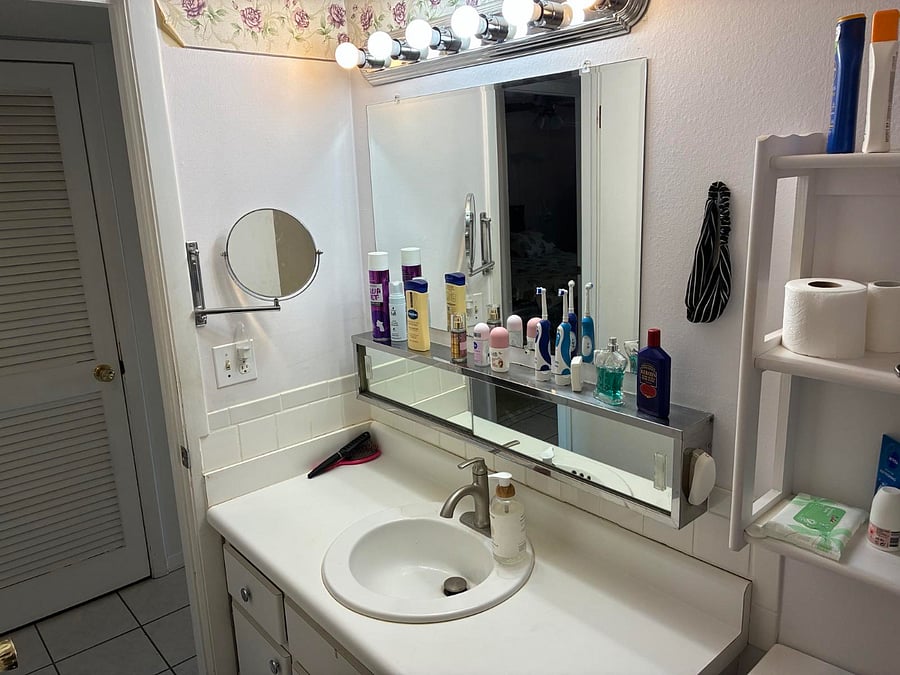 Bathroom with shelves, medicine cabinet