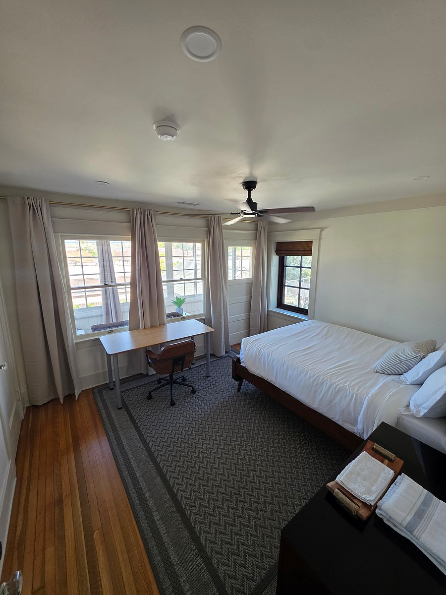 Room #4 Sunroom (Shared Bathroom Upstairs)
