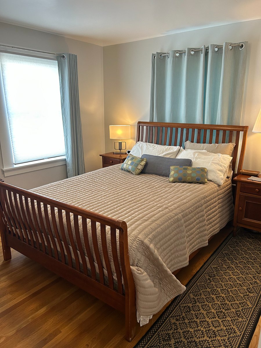 Comfortable queen bed sleeps 2
