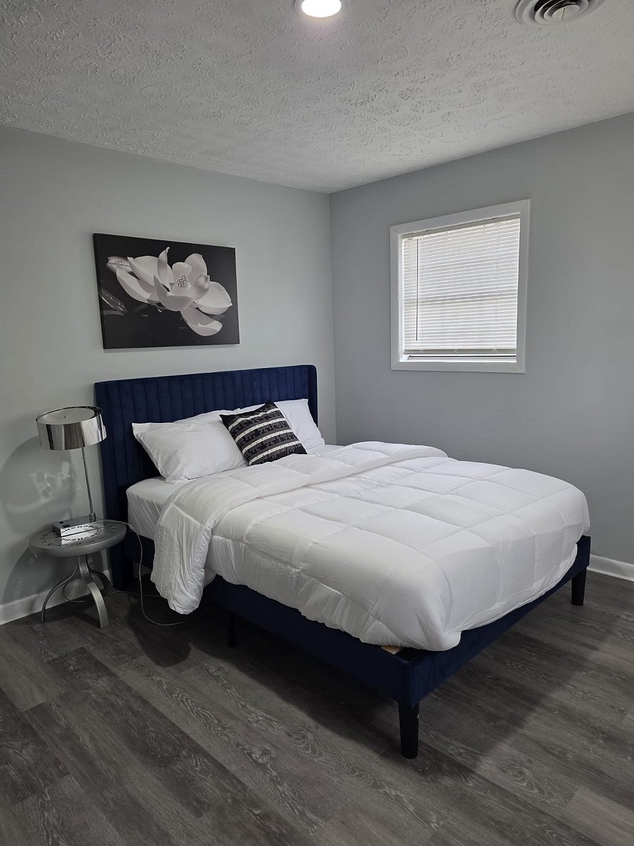 Large room with Queen size bed